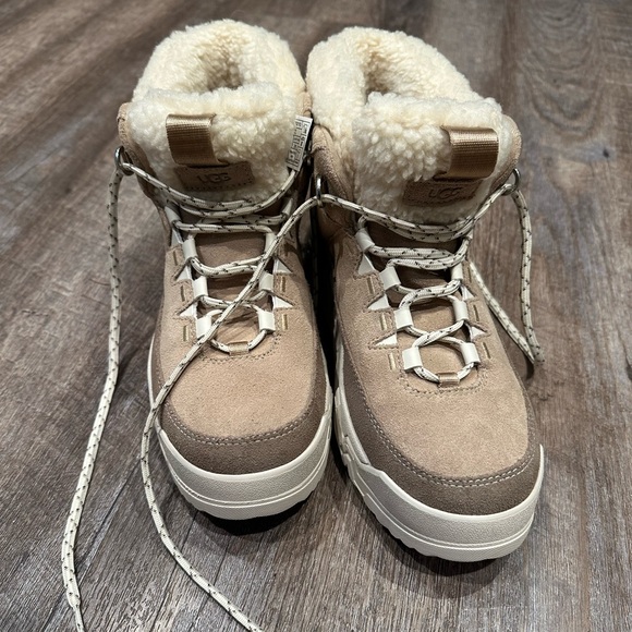 Uggs winter boot - Picture 2 of 6